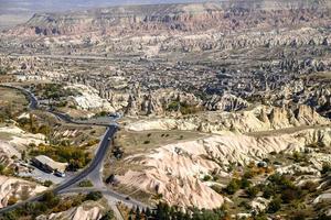 belles vues sur les montagnes et les rochers en cappadoce, en turquie photo