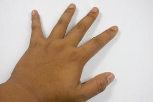 les mains d'un jeune homme à la peau bronzée, fond blanc photo