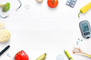 composition du diabète avec des aliments sains et équipement de mesure du glucose sur le bureau avec espace de copie au milieu pour la promotion du texte photo