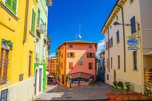 Venise, Italie, 13 septembre 2019 rue étroite typique de la vieille ville historique desenzano del garda photo