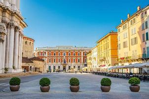 place piazza paolo vi avec la nouvelle cathédrale santa maria assunta photo