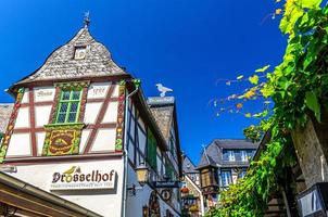 rudesheim am rhein, allemagne, 24 août 2019 maisons allemandes traditionnelles et beaux bâtiments d'art avec un mur en bois typique de style fachwerk à rudesheim photo