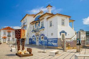 gare d'aveiro, bâtiment de la gare centrale en mosaïque d'azulejos dans le centre-ville photo