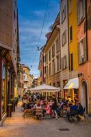 rue étroite italienne typique avec de vieux bâtiments traditionnels photo