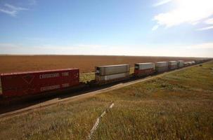 Wagons de train à l'approche d'un passage inférieur de la Saskatchewan photo