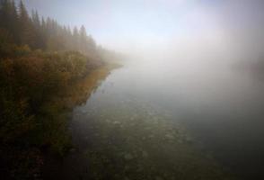 brouillard matinal sur la rivière saskatchewan photo