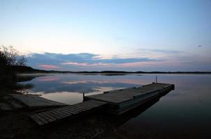 Quai de bateau au lac Smallfish dans la ville pittoresque de la Saskatchewan photo