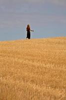 jeune fille courant dans un champ de chaume de la saskatchewan photo