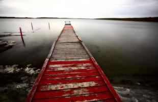 Quai de bateau sur un lac de la Saskatchewan photo