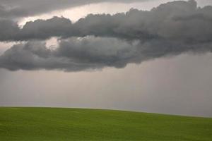 approche de la pluie dans la ville pittoresque de la saskatchewan photo