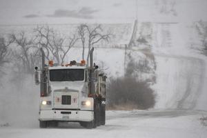 Camionneur transportant du gravier en hiver photo