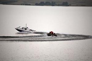 Bateau à moteur remorquant un radeau sur le lac Diefenbaker photo