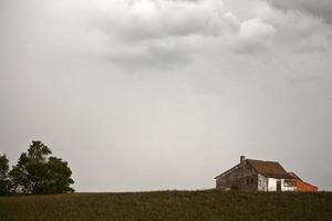Nuages d'orage au-dessus d'une maison familiale de la Saskatchewan photo