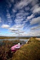 bateau rose dans la pittoresque saskatchewan photo