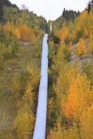 tuyau passant au-dessus d'un col de montagne en automne photo