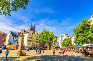 allemagne, 23 août 2019 bâtiments colorés, eau de cologne, monument jan-von-werth-denkmal à cologne photo