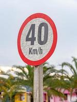 panneau de signalisation indiquant une vitesse maximale photo