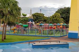 aire de jeux pour enfants sur une place photo