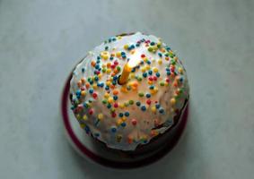 gâteau de pâques orthodoxe avec glaçage et bougies allumées photo