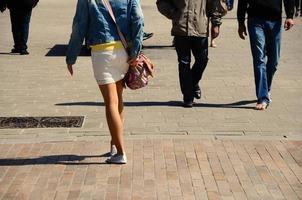 femme en mini jupe sur le port de marseille photo