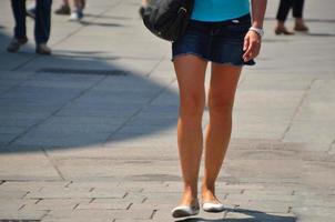 femme en jupe courte jeans photo