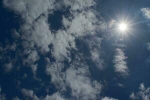 ciel de jour avec un soleil radieux. ciel bleu avec nuages et soleil. photo
