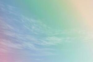 ciel de nuages de soleil avec une couleur douce pastel. dégradé cyan flou abstrait de la nature du ciel. photo
