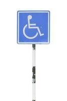 place de parking signe handicapé bleu. signe de permis de stationnement pour personnes handicapées sur poteau isolé sur fond blanc. objet avec un tracé de détourage photo