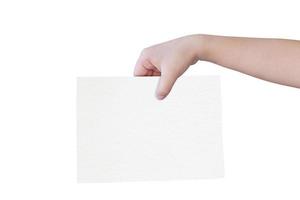 mains d'enfant tenant du papier blanc vide isolé sur fond blanc avec un tracé de détourage. copier l'espace pour le texte. photo