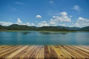 dessus de table en bois vide en perspective sur le barrage et la montagne avec un ciel bleu en arrière-plan. pour l'affichage des produits ou la mise en page de la conception photo