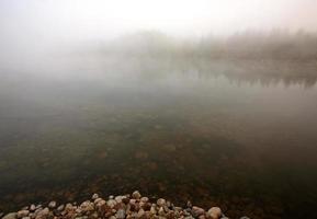 brouillard matinal sur la rivière waterhen dans la pittoresque ville de saskatchewan photo