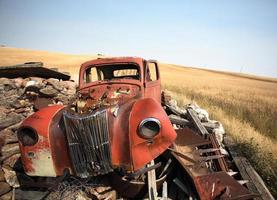 grand angle de véhicule abandonné dans la pittoresque ville de saskatchewan photo