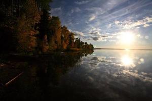 soleil levant sur un lac saskatchewan photo