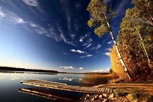 quai et arbres d'automne le long d'un lac saskatchewan photo