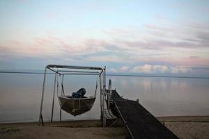 Quai et ascenseur au lac Smoothstone en Saskatchewan photo