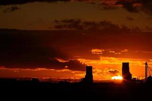 coucher de soleil derrière deux élévateurs à grain de la saskatchewan photo