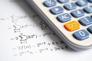crayon et calculatrice sur papier de test d'exercice de formule mathématique à l'école d'éducation. photo
