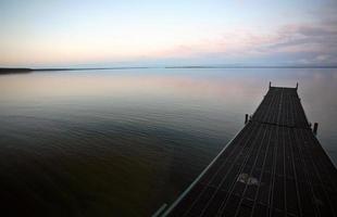 Quai de bateau sur un lac de la Saskatchewan photo