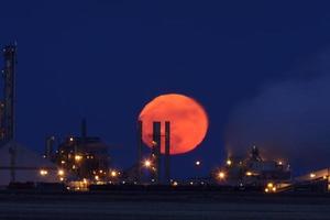 pleine lune derrière l'usine de potasse saskferco photo