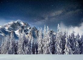 fantastique pluie de météorites hivernales et les montagnes enneigées. Carpates. Ukraine, Europe photo