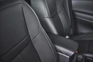 siège auto dans une voiture confortable de luxe moderne avec le cuir perforé noir photo