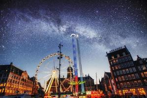 parc d'attractions au centre d'amsterdam la nuit. photo