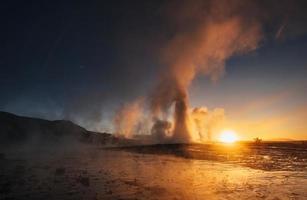 geysers en islande. fantastique kolory.turysty regarder la beauté du monde photo