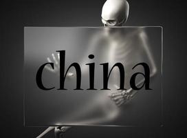 mot chinois sur verre et squelette photo