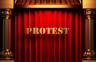 protester contre le mot d'or sur le rideau rouge photo