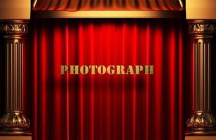 photographier le mot d'or sur le rideau rouge photo