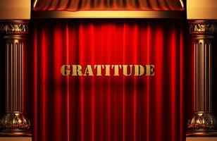 mot d'or de gratitude sur le rideau rouge photo