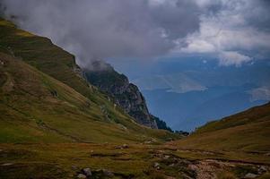 vallée dans les montagnes photo