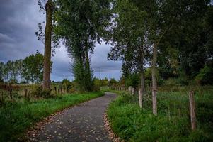 route de campagne un jour nuageux photo