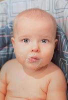 petit bébé bébé mange sa nourriture. aliments pour bébés, préparations pour nourrissons, soins pour bébés photo